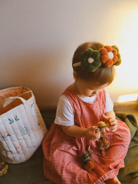 Pom Pom galvas rota-3 krāsaini ziediņi